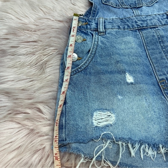 Divided size 2 jean short overalls with a distressed style - Picture 14 of 16
